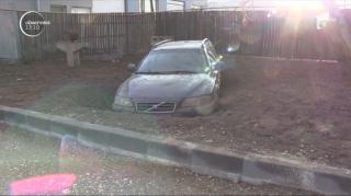 Câţiva muncitori din Focşani care reabilitau o stradă au îngropat pur şi simplu în pământ o maşină