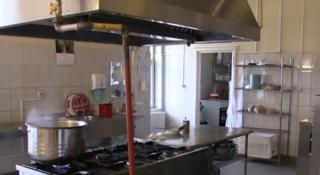 Anchetă la Focşani, într-un cămin pentru persoane vârstnice. Angajaţii, suspectaţi că au furat din mâncarea bătrânilor (Video)