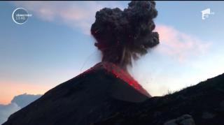 Imagini spectaculoase cu erupţia unui vulcan din Guatemala, filmate de o echipă de alpinişti (Video)
