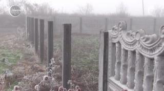 Un grup de hoţi a furat gardul de beton care împrejmuia un cimitir, în Arad