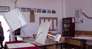 Un videoproiector s-a desprins din tavanul unei clase şi a căzut peste o bancă. Totul, în timpul orelor de curs, într-un liceu din Buzău
