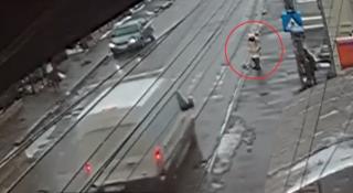 Fetița de 12 ani din Suceava lovită pe trecerea de pietoni are traumatisme, dar este într-o stare stabilă