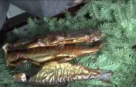 Hârzobul, păstrăvul afumat natural, un preparat tradițional în zona Moldovei