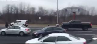 Haos pe o autostradă din Statele Unite, după ce un şofer de transport valori a pierdut sute de bancnote pe drum