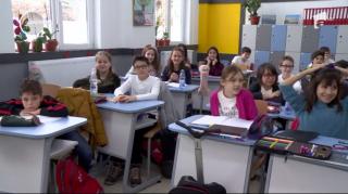 Soluţii pentru desfiinţarea programului în trei schimburi, la şcolile din Capitală. 13 mii de elevi învaţă până seara târziu