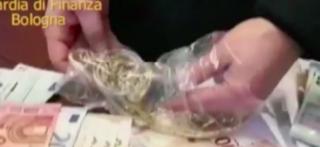 Doi români au fost arestaţi, după ce au spălat banii negri ai mafiei chineze din Italia