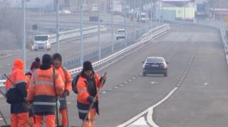 Inaugurarea Autostrăzii Urbane a început cu o amânare. La ora oficială de deschidere încă se montau indicatoare