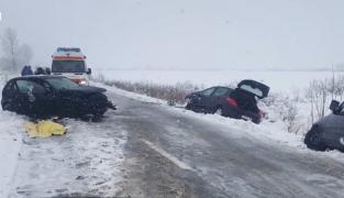 Prăpăd pe șosele, după ce jumătate din țară a fost lovită de viscol și ninsori. Meteorologii anunță un fenomen periculos duminică
