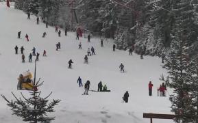 Vacanţa a început deja la munte. Pârtiile sunt pline, iar în hoteluri și pensiuni se prepară meniuri de sărbătoare