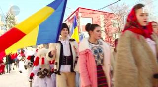 Brondoşii, colindătorii care poartă măşti şi fac zgomot ca să sperie spiritele rele