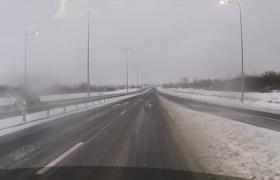 Aşteptată 3 ani, autostrada urbană a picat testul zăpezii. Indicatoarele lipsesc, benzile nu au fost deszăpezite