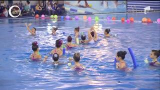 Seară de basm la bazinul olimpic din Târgu Mureş. Câteva înotătoare au făcut o demonstraţie inedită