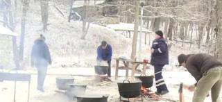 Pregătirile pentru Crăciun intră pe ultima sută de metri. Românii au început să taie porcii