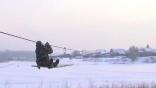 Satul din Siberia la care ajungi doar cu tiroliana (Video)