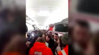 Aproape 200 de români, blocaţi pe aeroportul Bologna din Italia