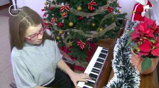 La 15 ani, o adolescentă din Bihor a reuşit să înveţe singură să cânte la 10 instrumente