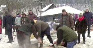 Mii de români au sărbătorit deja Ignatul. Au tăiat porcii şi au pregătit ceaune uriaşe cu pomana porcului