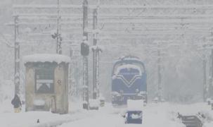 Oficialii CFR Călători aruncă vina pe zăpadă și copaci, după întârzierile din ultimele zile