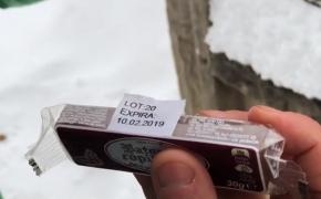 Surpriză neplăcută de la Moş Nicolae. Mai mulți copii din Bacău au primit dulciuri expirate