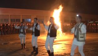 Viitorii pompieri, spectacol inedit în jurul focului, la Ploiești