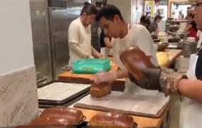 Cei mai faimoși cozonaci românești din New York sunt făcuți de un mexican