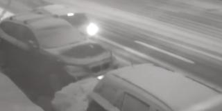 Accident spectaculos în Capitală! Un şofer a lovit o maşină parcată şi a fugit