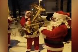 Oraşul Roman, invadat de un grup muzical format din Moş Crăciuni