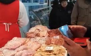Carnea de porc, vândută pe jos într-o piață din București