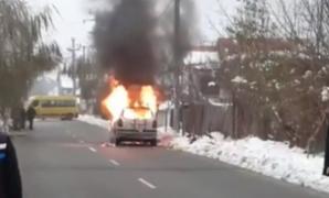 Panică într-o localitate din Mehedinţi! O mașină a luat foc în mers
