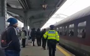 Haos în Gara de Nord. Pasagerii umiliţi de CFR au blocat calea ferată. Poliţiştii au calmat spiritele