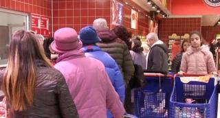 Haos înainte de sărbători. Magazinele sunt pline şi cozile interminabile