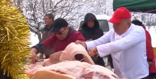 Zeci de primari din Argeş au luat parte la tradiţionala întrecere de tăiat porci