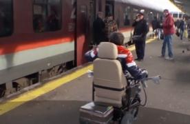 Pasager în scaun cu rotile abandonat pe peronul Gării de Nord, angajaţii CFR nu au vrut să-l ajute să urce în vagon