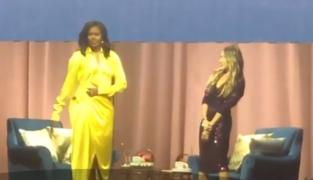 În plin turneu de promovare a cărţii sale, Michelle Obama a surprins cu ţinuta aleasă
