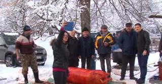 Întrecere în scop umanitar la tăierea porcului, între zeci de primari din Argeş