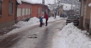 Străzi devenite patinoare din cauza poleiului, în Valea Almăjului