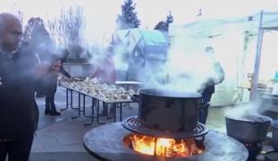 Pomana porcului, răsfățul din post. Oamenii încă taie porcul, deşi Ignatul a trecut