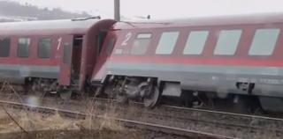 Două vagoane ale unui tren de persoane au deraiat, pe ruta Bucureşti-Arad. O femei a fost aruncată din vagon, pe câmp