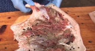 Mezeluri făcute în casă, vedete pe mesele de Crăciun