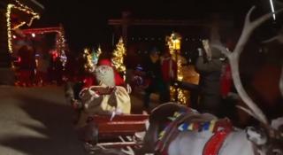 Moş Crăciun a plecat din Laponia în uralele a sute de turişti