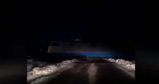 Situaţie revoltătoare la o trecere de nivel cu calea ferată din Hunedoara. O maşină a fost la un pas să fie lovită de tren (Video)