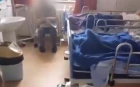 O pacientă s-a trezit cu un om al străzii în pat, la Spitalul Universitar Bucureşti