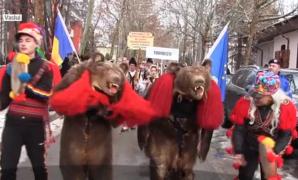 Festivalul Datinilor a cuprins toată țara. Colindătorii şi urătorii fac spectacol pe străzi