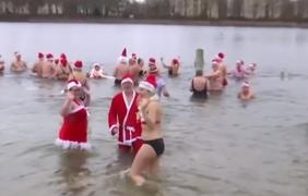 Crăciun în costum de baie la Berlin, unde termometrele au arătat doar 3 grade Celsius (Video)