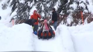 Mii de turişti pe pârtiile de la munte, după masa copioasă de Crăciun!