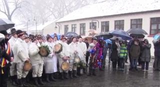 Tinerii, îmbrăcaţi în costume populare, au mers din casă în casă pentru a vesti Naşterea Domnului