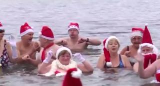 La 3 grade în aer şi 4 în apă, atmosfera a fost perfectă pentru o baie în prima zi de Crăciun în Berlin