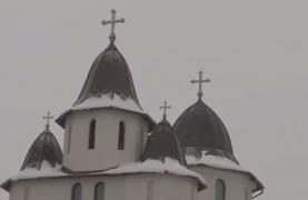 Locuitorii unui cartier din Dej, înştinţare din partea preotului că au datorii la biserică!