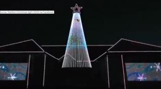 Un bărbat din Marea Britanie şi-a făcut un adevărat părculeţ cu decoraţiuni, cu aproape 23.000 de luminiţe.