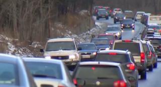 Circulaţie bară lângă bară pe Valea Prahovei, coloane de maşini pe zeci de kilometri!
